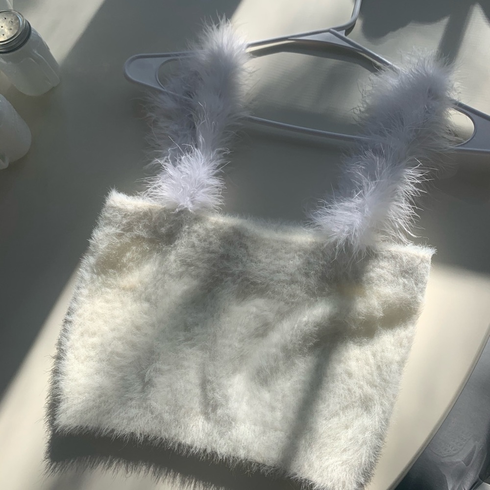 WHITE FEATHER TOP